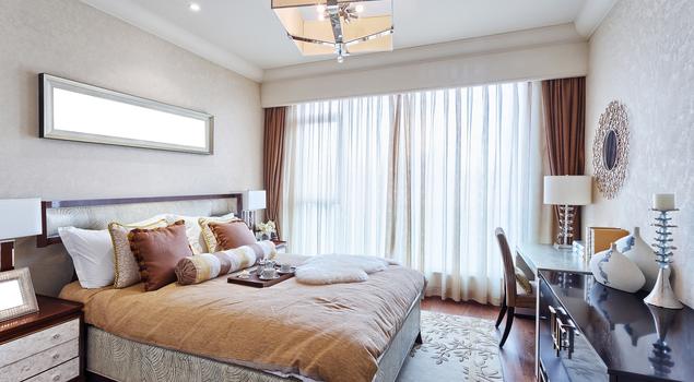 Elegancka sypialnia w stylu glamour