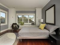 Szara sypialnia w stylu minimalistycznym – nowoczesne wnętrze