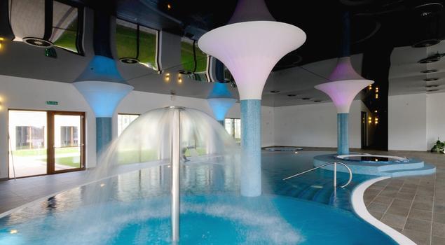 Sufit podwieszany w roli głównej. Architektura wnętrz komercyjnych